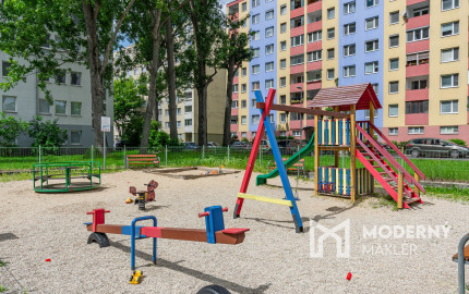 REZERVOVANÉ - Na predaj priestranný 4-izbový byt vo vyhľadávanej lokalite blízko centra Bratislavy