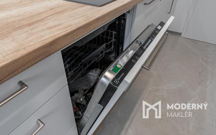 ZNÍŽENÁ CENA:Na predaj 2-izbový byt s loggiou na Miletičovej ulici v Bratislave