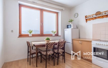 REZERVOVANÉ: Na predaj útulný 2-izbový byt v malebných Hybiach v pokojnej lokalite