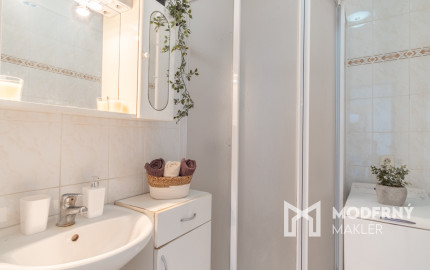 REZERVOVANÉ: Na predaj útulný 2-izbový byt v malebných Hybiach v pokojnej lokalite