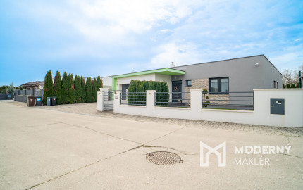 Na predaj priestranný 4-izbový rodinný dom s dvojgarážou v obci Báč