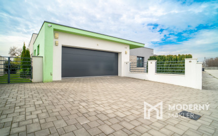 Na predaj priestranný 4-izbový rodinný dom s dvojgarážou v obci Báč