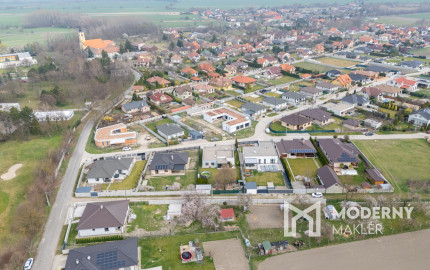 Na predaj priestranný 4-izbový rodinný dom s dvojgarážou v obci Báč