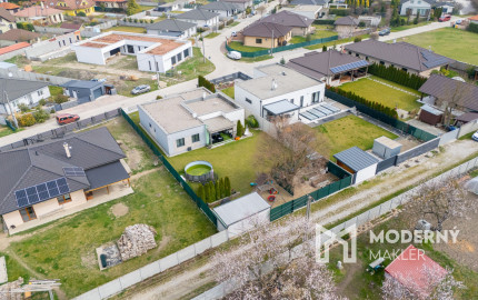 Na predaj priestranný 4-izbový rodinný dom s dvojgarážou v obci Báč