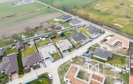 Na predaj priestranný 4-izbový rodinný dom s dvojgarážou v obci Báč