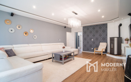 Na predaj priestranný 4-izbový rodinný dom s dvojgarážou v obci Báč