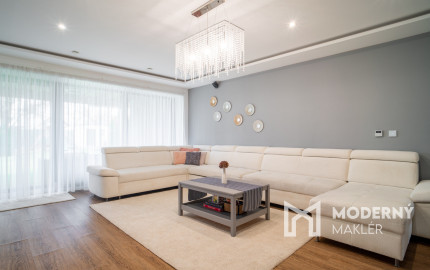 Na predaj priestranný 4-izbový rodinný dom s dvojgarážou v obci Báč