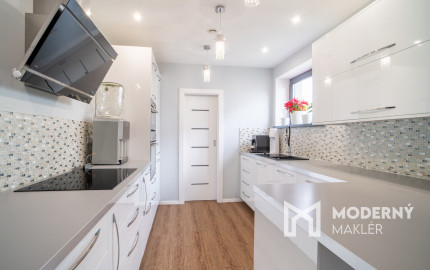 Na predaj priestranný 4-izbový rodinný dom s dvojgarážou v obci Báč