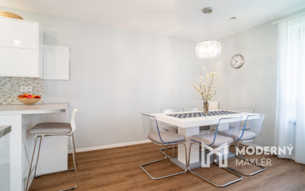 Na predaj priestranný 4-izbový rodinný dom s dvojgarážou v obci Báč