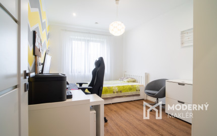 Na predaj priestranný 4-izbový rodinný dom s dvojgarážou v obci Báč