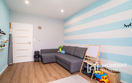 Na predaj priestranný 4-izbový rodinný dom s dvojgarážou v obci Báč