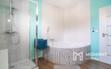 Na predaj priestranný 4-izbový rodinný dom s dvojgarážou v obci Báč