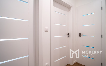 Na predaj priestranný 4-izbový rodinný dom s dvojgarážou v obci Báč