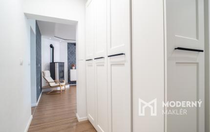 Na predaj priestranný 4-izbový rodinný dom s dvojgarážou v obci Báč