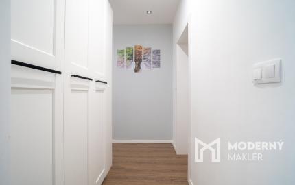 Na predaj priestranný 4-izbový rodinný dom s dvojgarážou v obci Báč