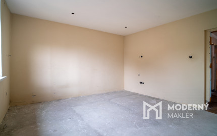 Na predaj starší rodinný dom s veľkým pozemkom v Trenčíne, časť Zlatovce