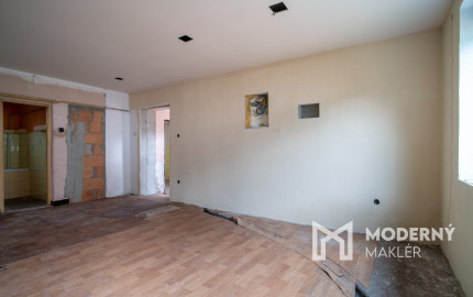 Na predaj starší rodinný dom s veľkým pozemkom v Trenčíne, časť Zlatovce