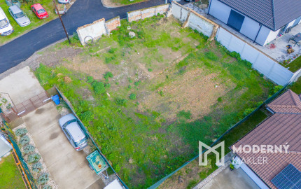 REZERVOVANÉ:Na predaj pozemok so stavebným povolením a projektom k rodinnému domu v obci Vysoká pri Morave