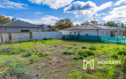 REZERVOVANÉ:Na predaj pozemok so stavebným povolením a projektom k rodinnému domu v obci Vysoká pri Morave