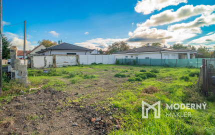 REZERVOVANÉ:Na predaj pozemok so stavebným povolením a projektom k rodinnému domu v obci Vysoká pri Morave