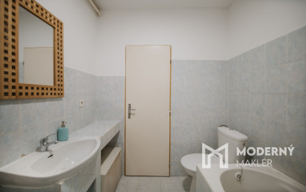 PREDANÉ: Na predaj priestranný rodinný dom v obci Beluša