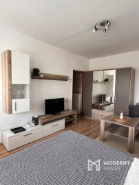 Na prenájom pekný 1-izbový byt s veľkou loggiou v obľúbenej časti Dúbravky