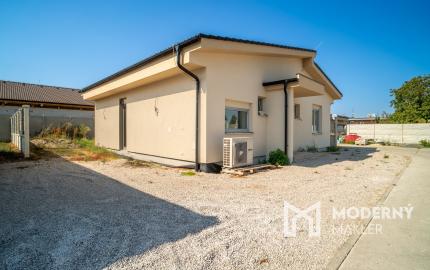 REZERVOVANÉ: Na predaj moderný a energeticky úsporný 3-izbový rodinný dom v Gajaroch