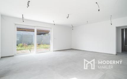 REZERVOVANÉ: Na predaj moderný a energeticky úsporný 3-izbový rodinný dom v Gajaroch