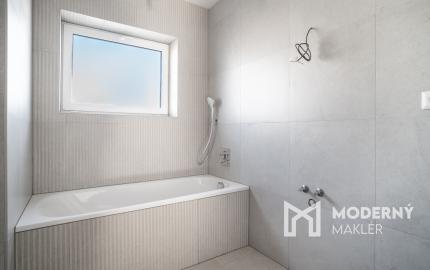 REZERVOVANÉ: Na predaj moderný a energeticky úsporný 3-izbový rodinný dom v Gajaroch