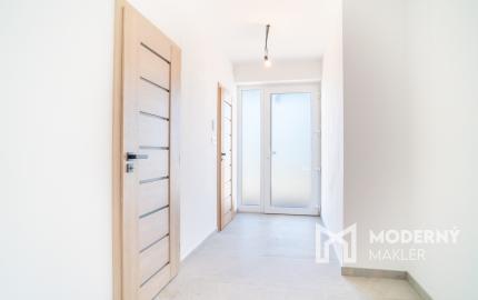 REZERVOVANÉ: Na predaj moderný a energeticky úsporný 3-izbový rodinný dom v Gajaroch