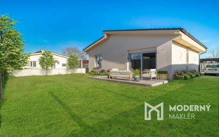 REZERVOVANÉ: Na predaj moderný a energeticky úsporný 3-izbový rodinný dom v Gajaroch