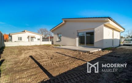 REZERVOVANÉ: Na predaj moderný a energeticky úsporný 3-izbový rodinný dom v Gajaroch