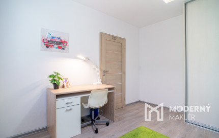 REZERVOVANÉ: Na predaj priestranný 3-izbový byt na Slávičej ulici v Senci