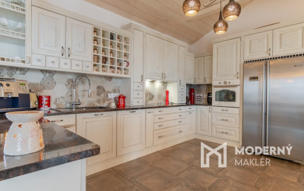 Na predaj exkluzívny rodinný dom s dvoj-garážou v podtatranskej obci Veľký Slavkov