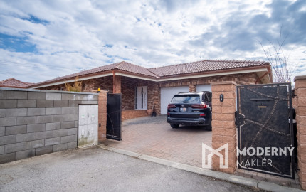 Na predaj exkluzívny rodinný dom s dvoj-garážou v podtatranskej obci Veľký Slavkov