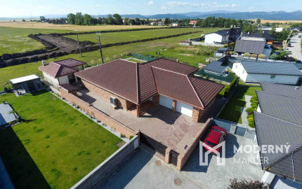 Na predaj exkluzívny rodinný dom s dvoj-garážou v podtatranskej obci Veľký Slavkov