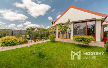 Na predaj priestranný 4-izbový rodinný dom v obci Vieska