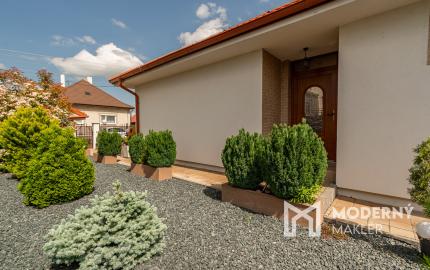 Na predaj priestranný 4-izbový rodinný dom v obci Vieska