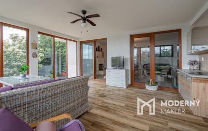 Na predaj priestranný 4-izbový rodinný dom v obci Vieska