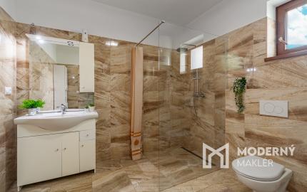 Na predaj priestranný 4-izbový rodinný dom v obci Vieska