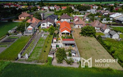 Na predaj priestranný 4-izbový rodinný dom v obci Vieska