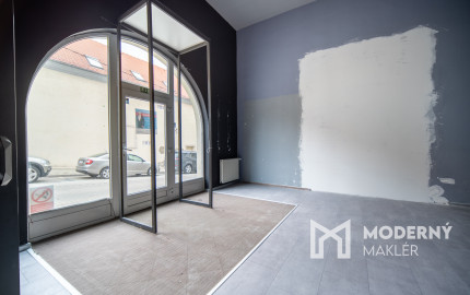 Na prenájom veľkorysý obchodný priestor s mezanínom na Zámockej ulici pod Bratislavským hradom