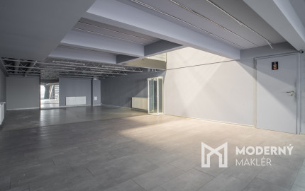 Na prenájom veľkorysý obchodný priestor s mezanínom na Zámockej ulici pod Bratislavským hradom