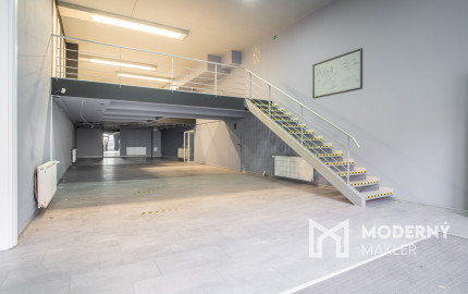 Na prenájom veľkorysý obchodný priestor s mezanínom na Zámockej ulici pod Bratislavským hradom