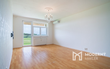 Na predaj priestranný 2-izbový byt s garážovým parkovacím státim v Záhorskej Bystrici