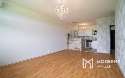 Na predaj priestranný 2-izbový byt s garážovým parkovacím státim v Záhorskej Bystrici