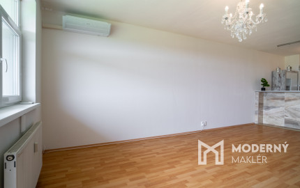 Na predaj priestranný 2-izbový byt s garážovým parkovacím státim v Záhorskej Bystrici