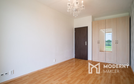 Na predaj priestranný 2-izbový byt s garážovým parkovacím státim v Záhorskej Bystrici