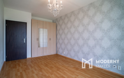 Na predaj priestranný 2-izbový byt s garážovým parkovacím státim v Záhorskej Bystrici