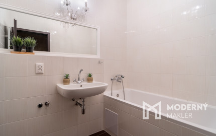 Na predaj priestranný 2-izbový byt s garážovým parkovacím státim v Záhorskej Bystrici